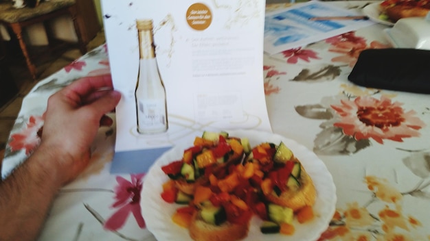 Stół z potrawami i kartami menu